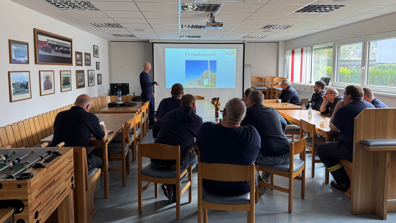 Feuerwehrleute im Ausbildungsraum