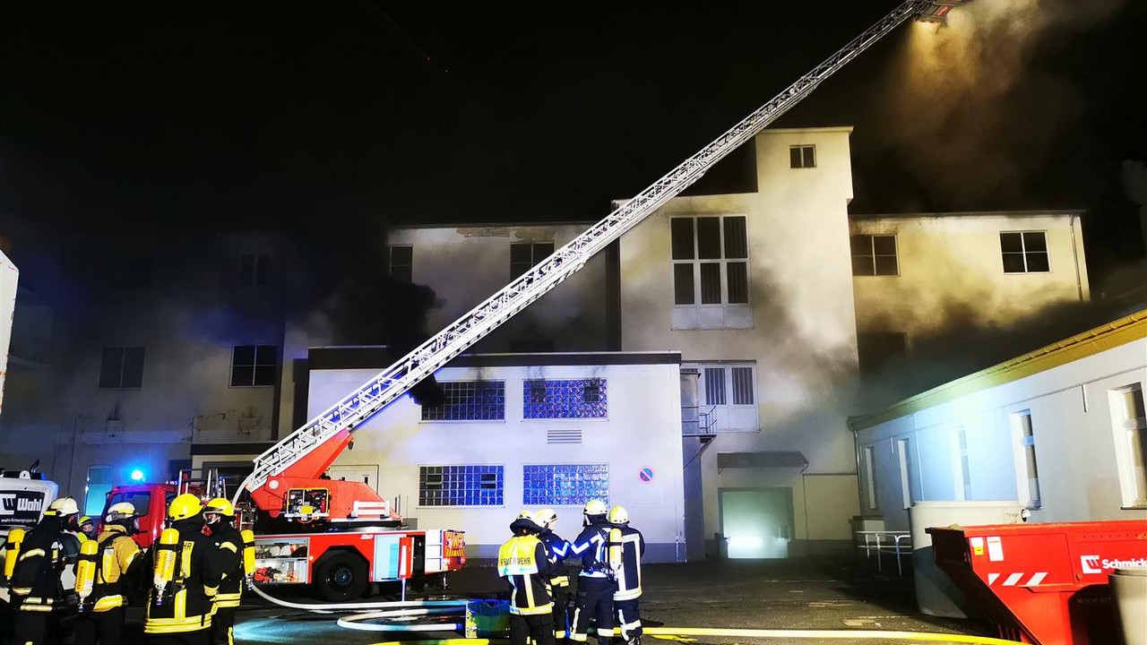 Feuerwehrleute bei der Brandbekämpfung