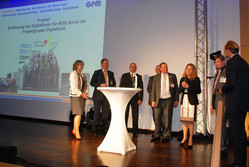 Staatssekretärin Heike Raab und Vertreter der PG Digitalfunk nehmen den GPM-Award entgegen. 