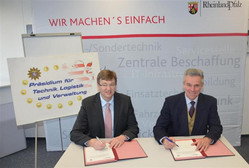 Dittmar Fuchs, Leiter der AS RP und Thomas Reiter; Leiter AS Hessen bei der Unterzeichnung